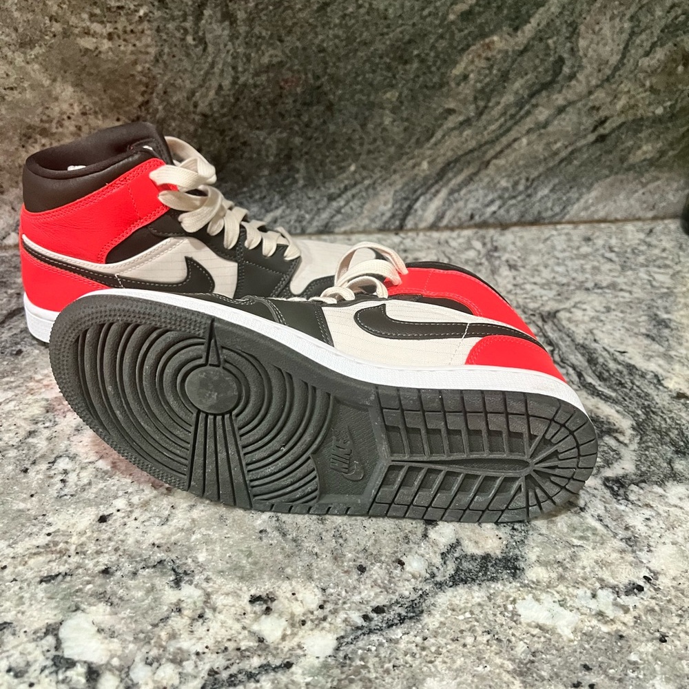 Jordan 1 Mid - Picture 6 of 6